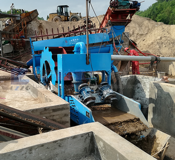 8月四川洗砂回收一體機現場.jpg